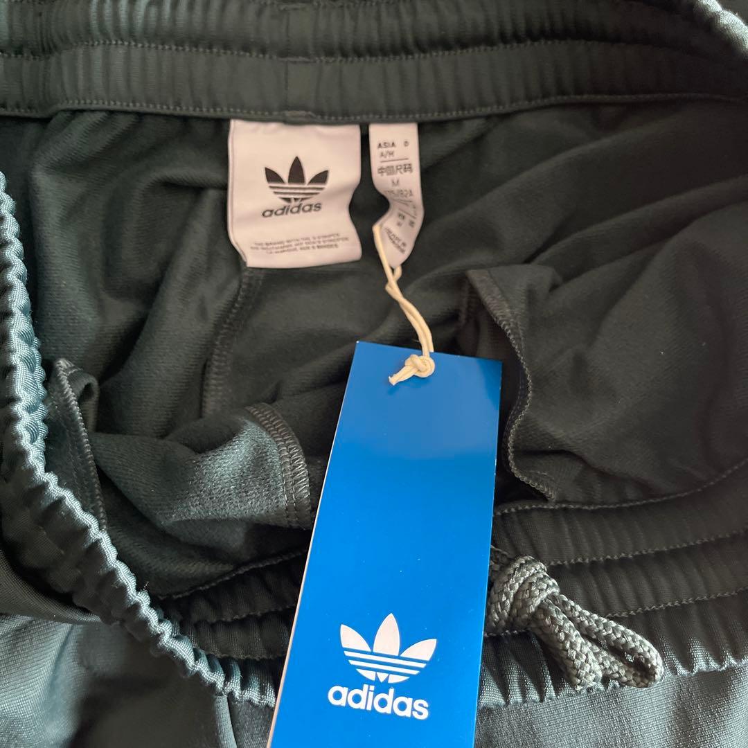 新品タグ付きadidas トレフォイルロゴ　ミリタリーグリーン ジャージパンツ