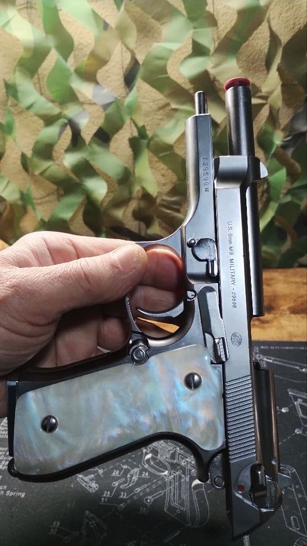 東京マルイM92F クロームステンレスモデル パールグリップ(フェイク)付き