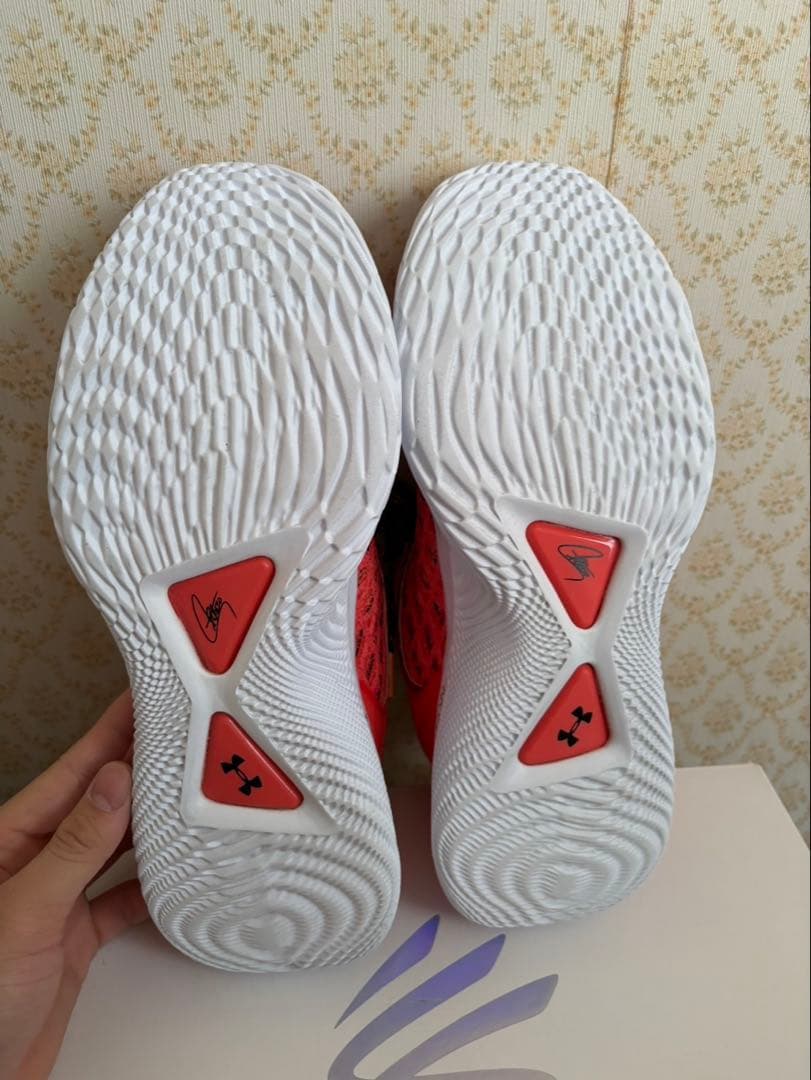 Curry 9 セサミストリート エルモ バスケットボールシューズ