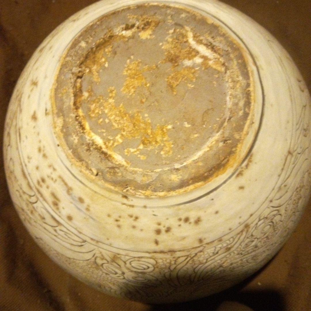 中国陶磁器　磁州窯　装飾的な彫刻の陶器壺