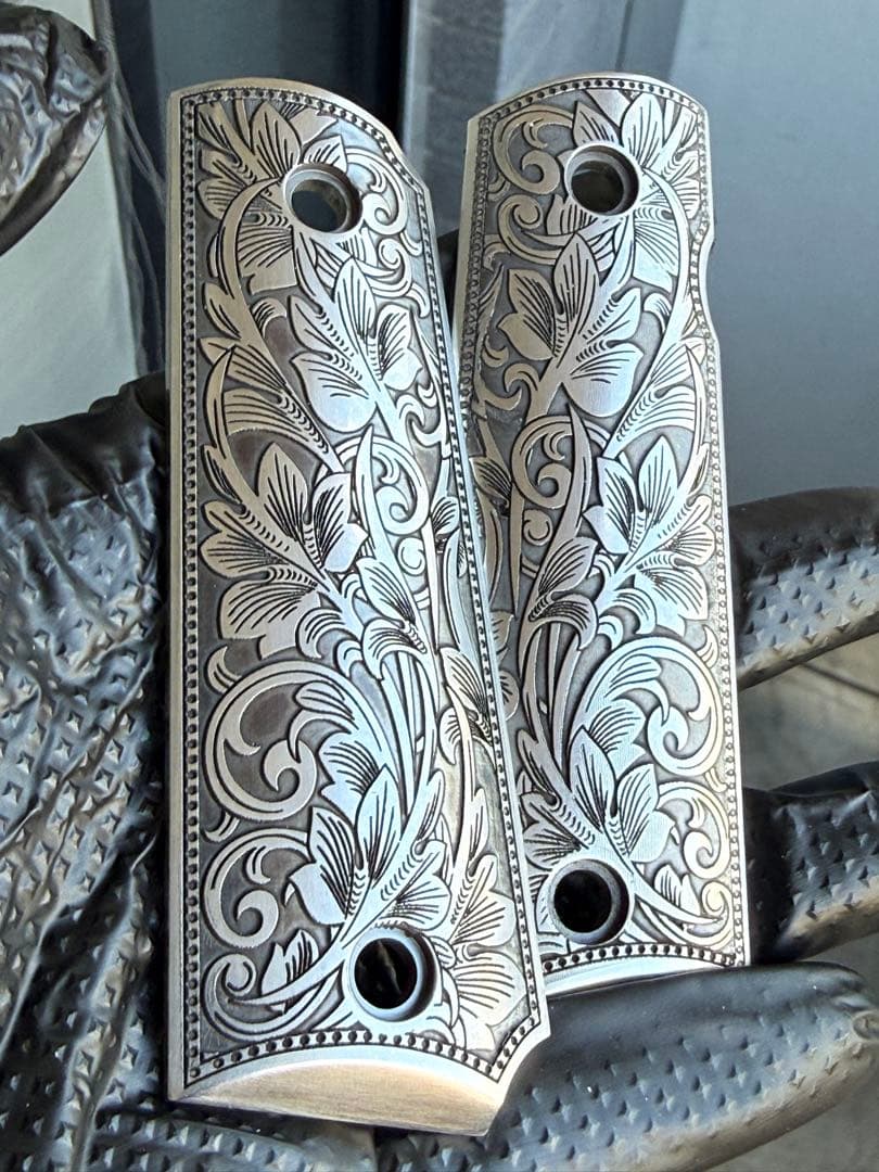 1911タイプ対応 グリップ周辺 装飾パーツ ステンレス製 巻草彫刻 工芸仕上げ