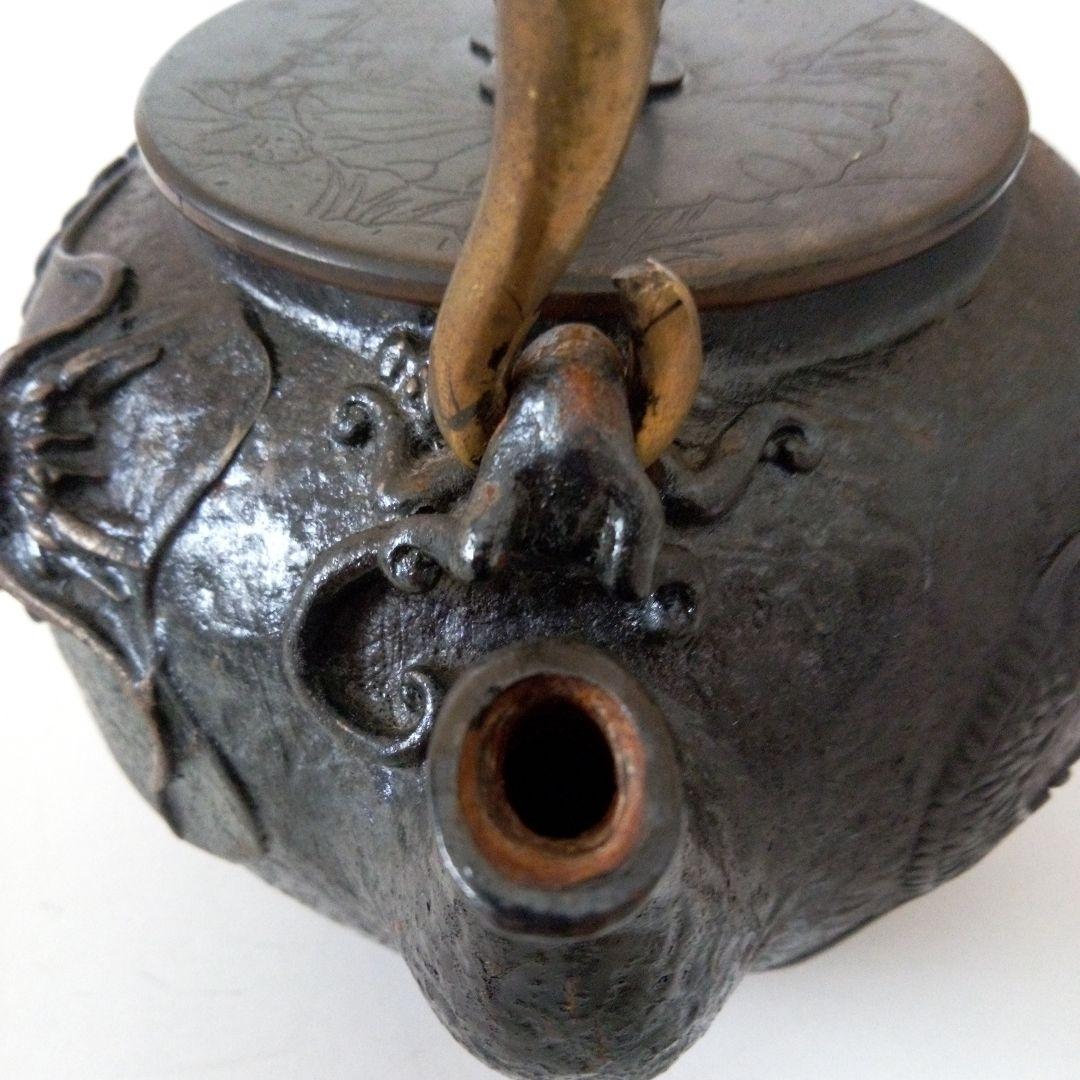 亀文堂　鉄瓶　雲龍紋盛上紋様　家戌日本琵琶湖在東底印