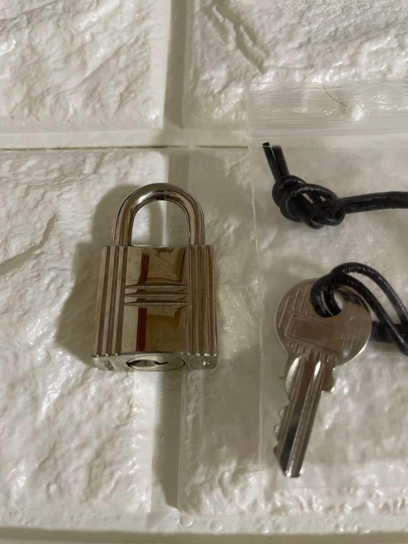 ☆HERMES ☆エルメスカデナ☆シルバー南京錠 ☆鍵1つ付き☆