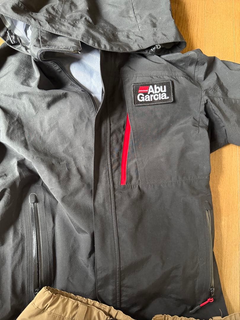 Abu Garcia レインウェアセット（黒・ベージュ）
