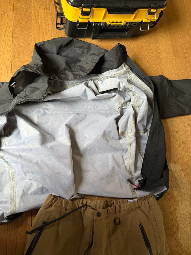 Abu Garcia レインウェアセット（黒・ベージュ）