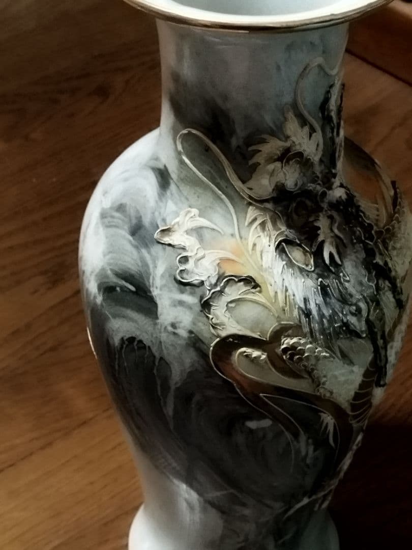 白磁器の花瓶です山水画の上に盛り上がった 立体画の龍ドラゴンが今にも飛び出しそう
