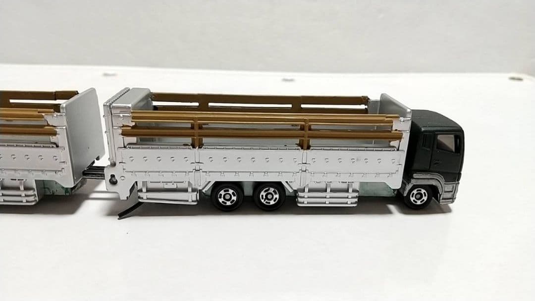 トミカ 改造 三菱ふそう スーパーグレート 家畜運搬車 フルトレーラー