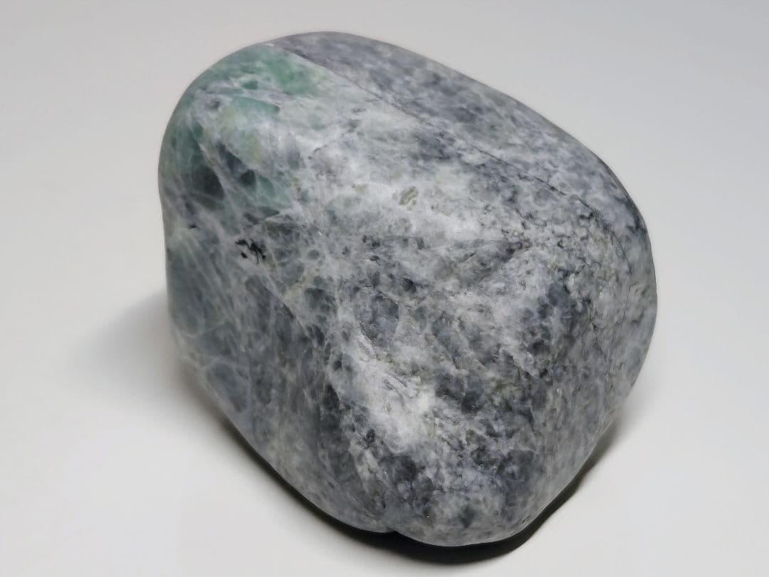 糸魚川135 翡翠 277g ヒスイ 原石 鑑賞石 自然石 誕生石 鉱物 鉱石