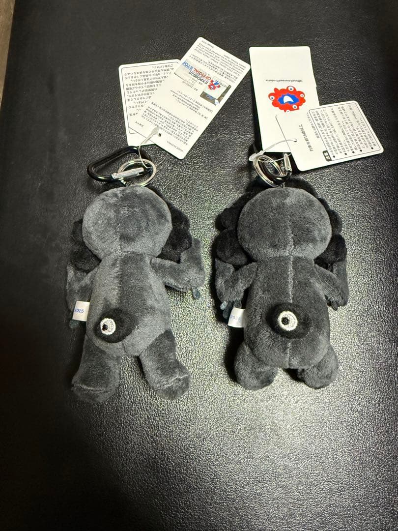 黒ミャクミャク　カラビナ付きマスコット　立ち、座り2個セット