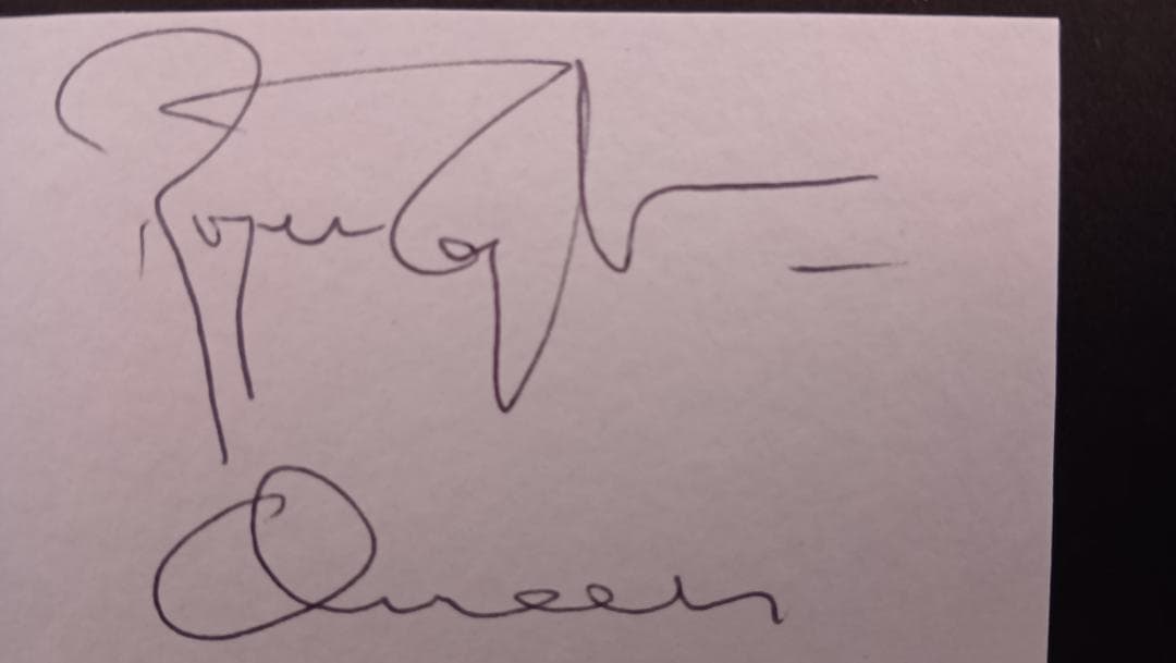 「Queen全員の直筆サイン入りコレクターズセット」