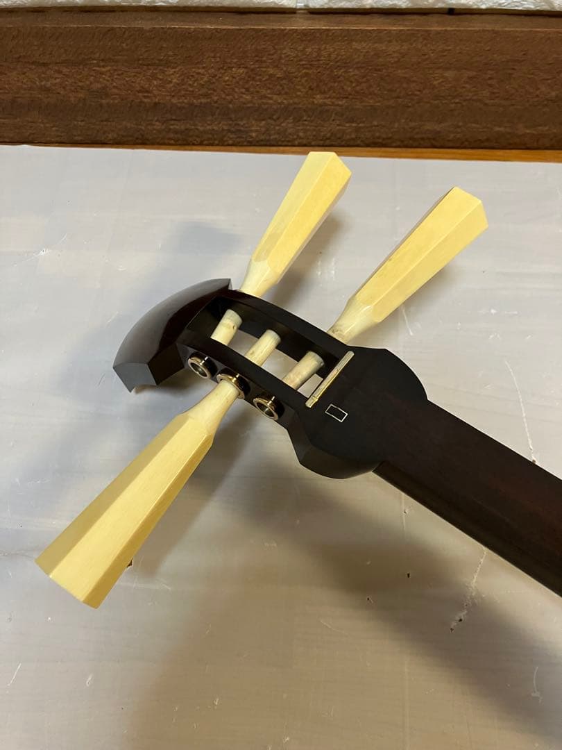 【高級希少】津軽三味線 紅木 トチ有 子持綾杉胴 三つ折棹 金細 二本溝 K18