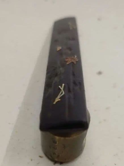 小柄袋、鉄地に松と紅葉図