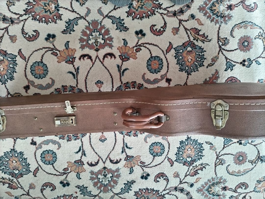 ギブソンレスポールカスタム1992年製造？ ハードケース 革製ストラップ付