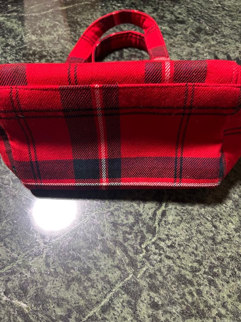赤と黒のチェック柄カートバッグ