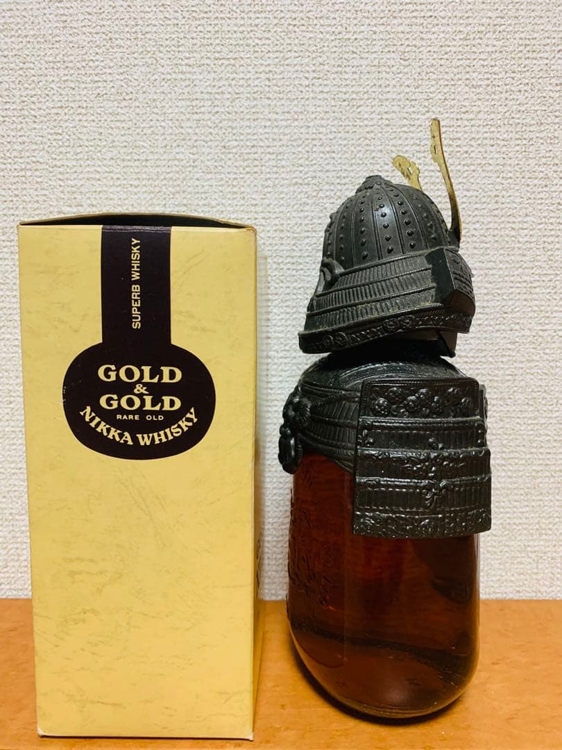 鉄の鎧を着たニッカウイスキーのボトル THE NIKKA WHISKY G&G