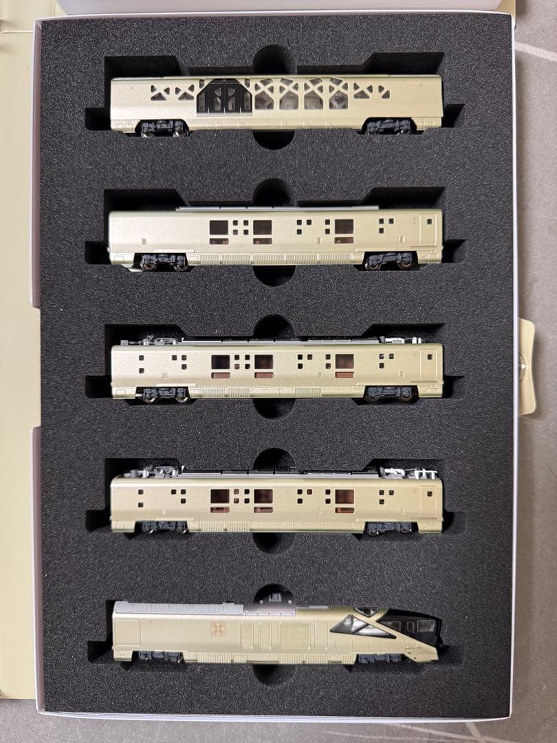 KATOのE001形〈TRAIN SUITE四季島〉10両フル編成 ABセット