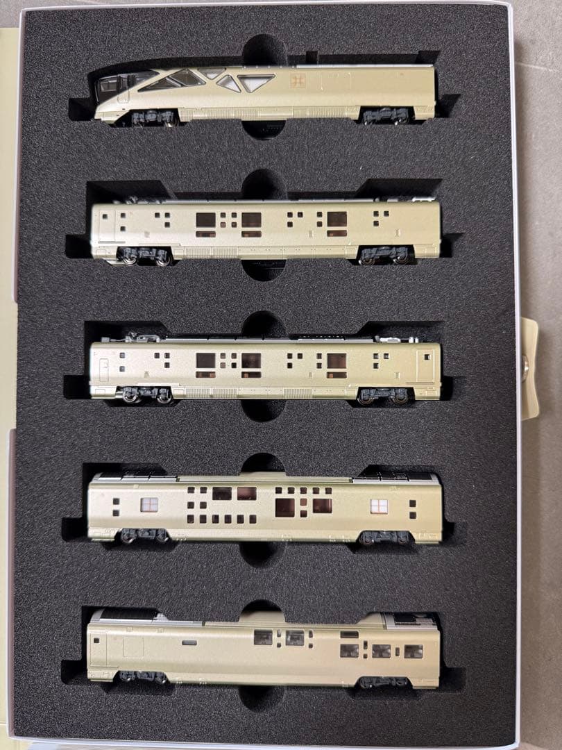 KATOのE001形〈TRAIN SUITE四季島〉10両フル編成 ABセット