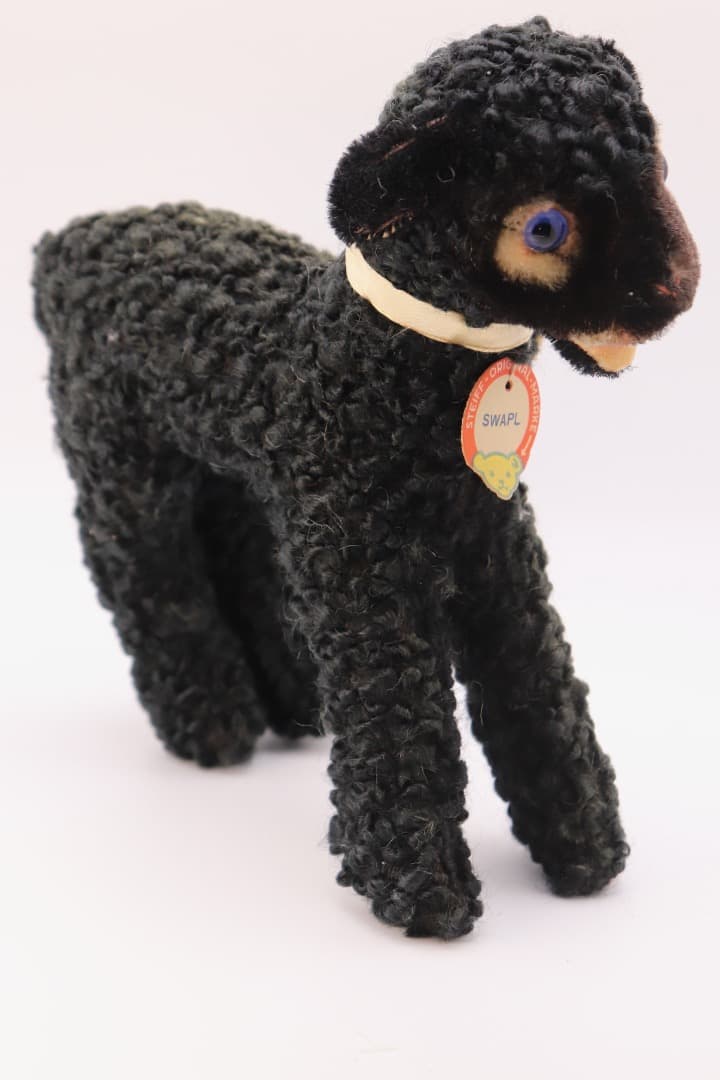 シュタイフ SWAPL 黒い羊のぬいぐるみ 左側半面に日焼け有り