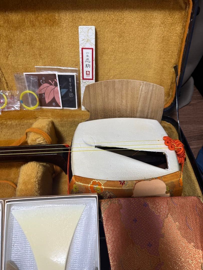 今週限定値下げ民謡三味線(紅木、片面皮破れあり)付属品セット