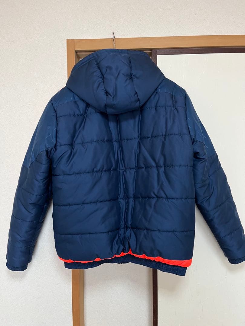 アディダス　ネイビーダウンジャケット蛍光オレンジライン