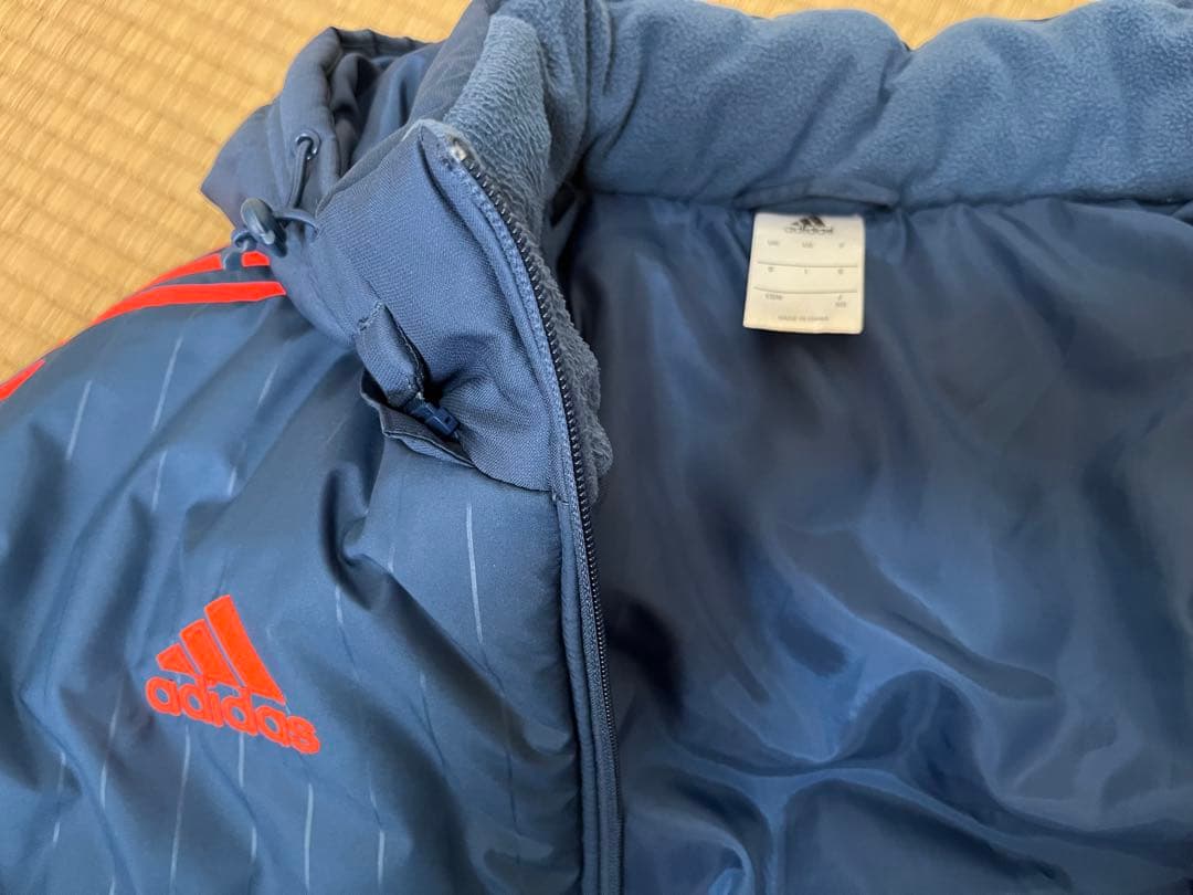 アディダス　ネイビーダウンジャケット蛍光オレンジライン