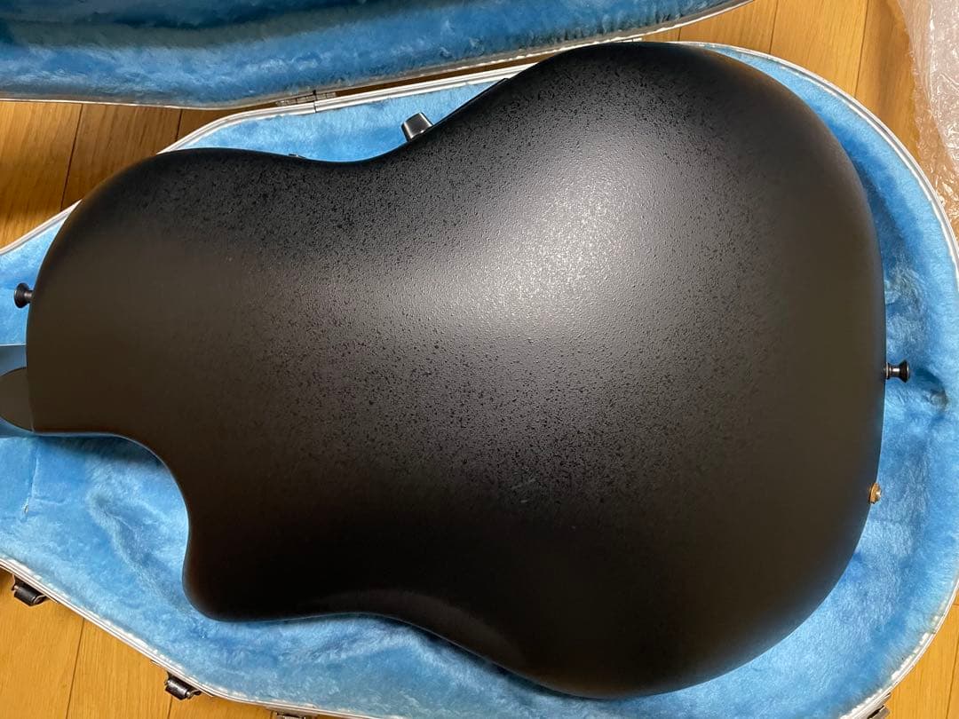 ovation12弦アコースティックギター ブラック。美品、ハードケース付き。