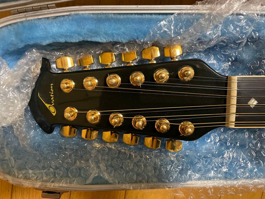 ovation12弦アコースティックギター ブラック。美品、ハードケース付き。