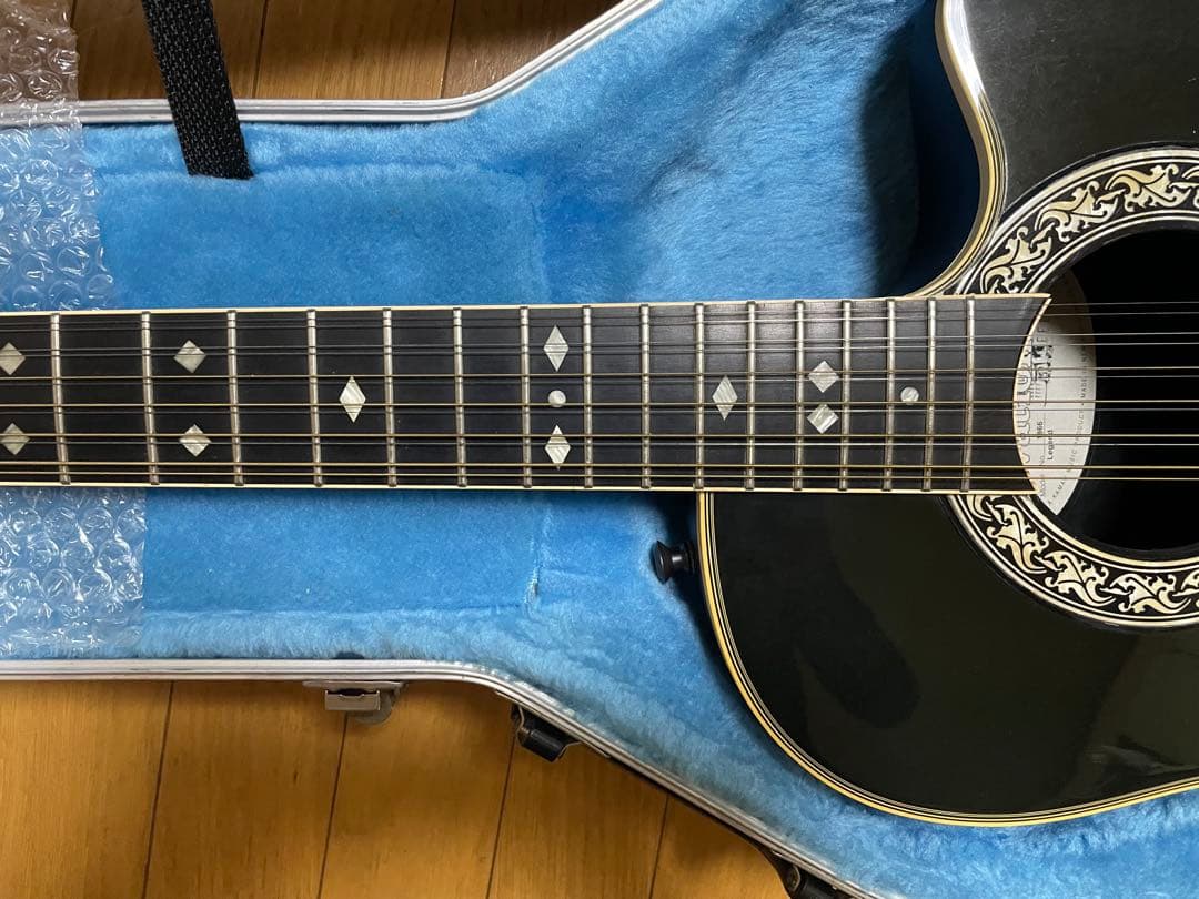 ovation12弦アコースティックギター ブラック。美品、ハードケース付き。