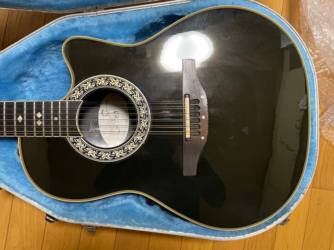 ovation12弦アコースティックギター ブラック。美品、ハードケース付き。