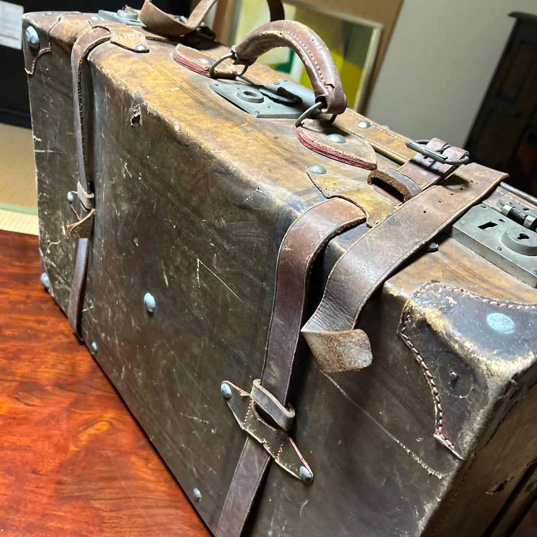 古い大きな旅行鞄　革製　アンティーク　レトロ