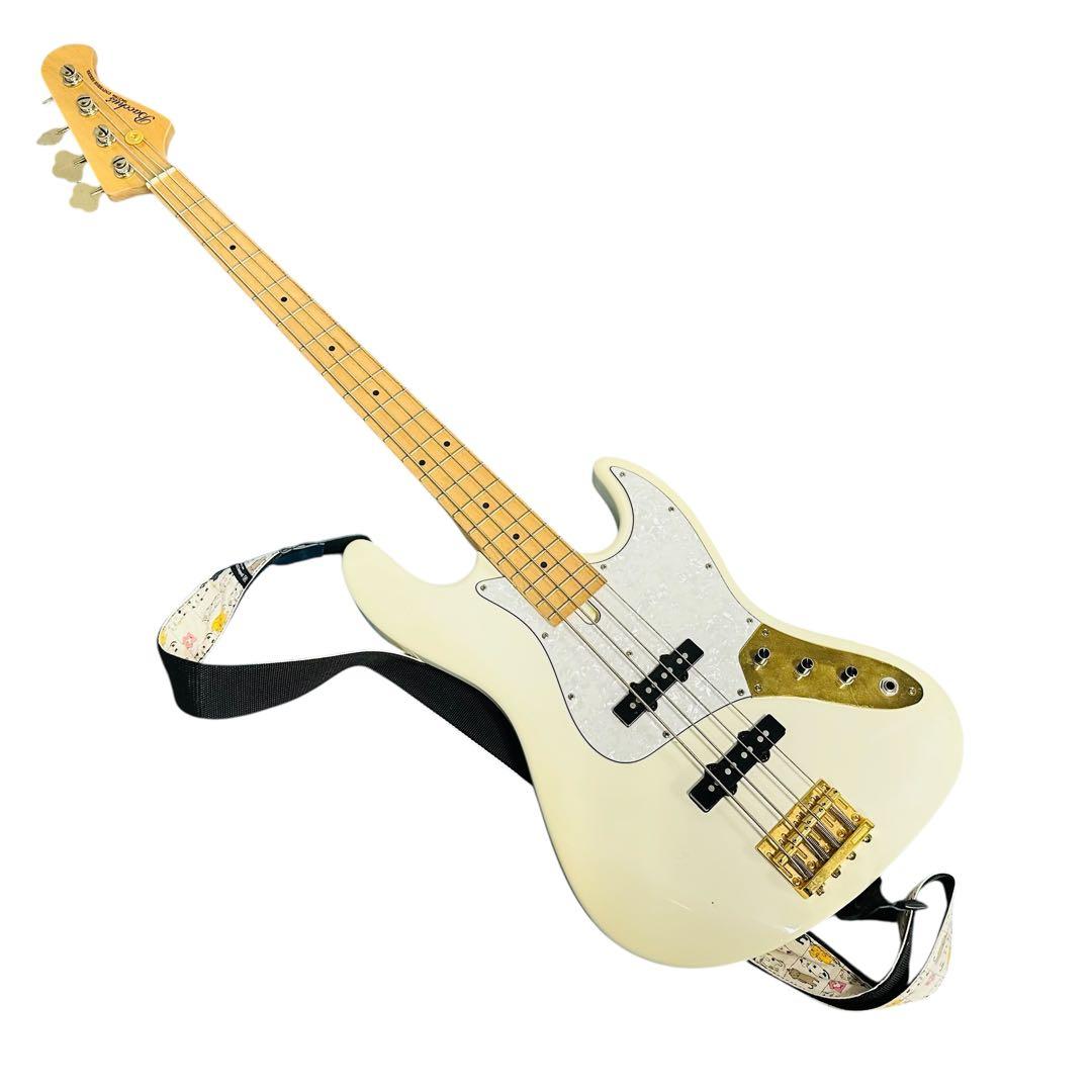 bacchus バッカス　エレキベース　ホワイト色