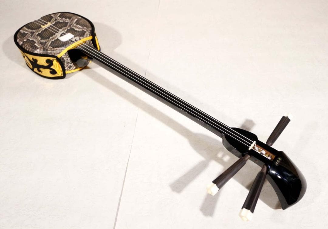 ■沖縄三線■ケース、チューナー、教則本、DVD付セット■美品 / 人工皮革
