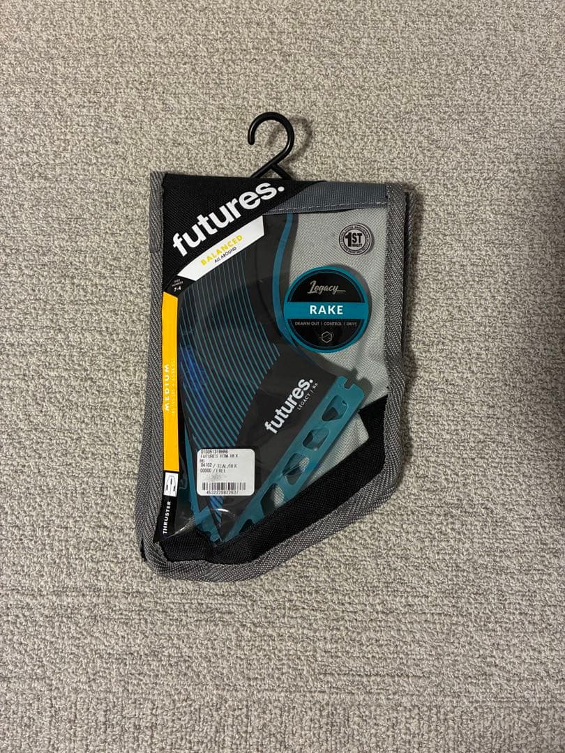 futures フィン　LEGACY R4 Mサイズ