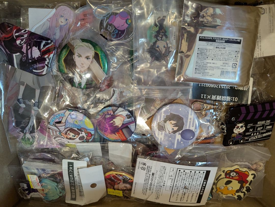 ８０サイズ　３００点以上　ノンジャンル　大量　缶バッジ　アクスタ　まとめ売り