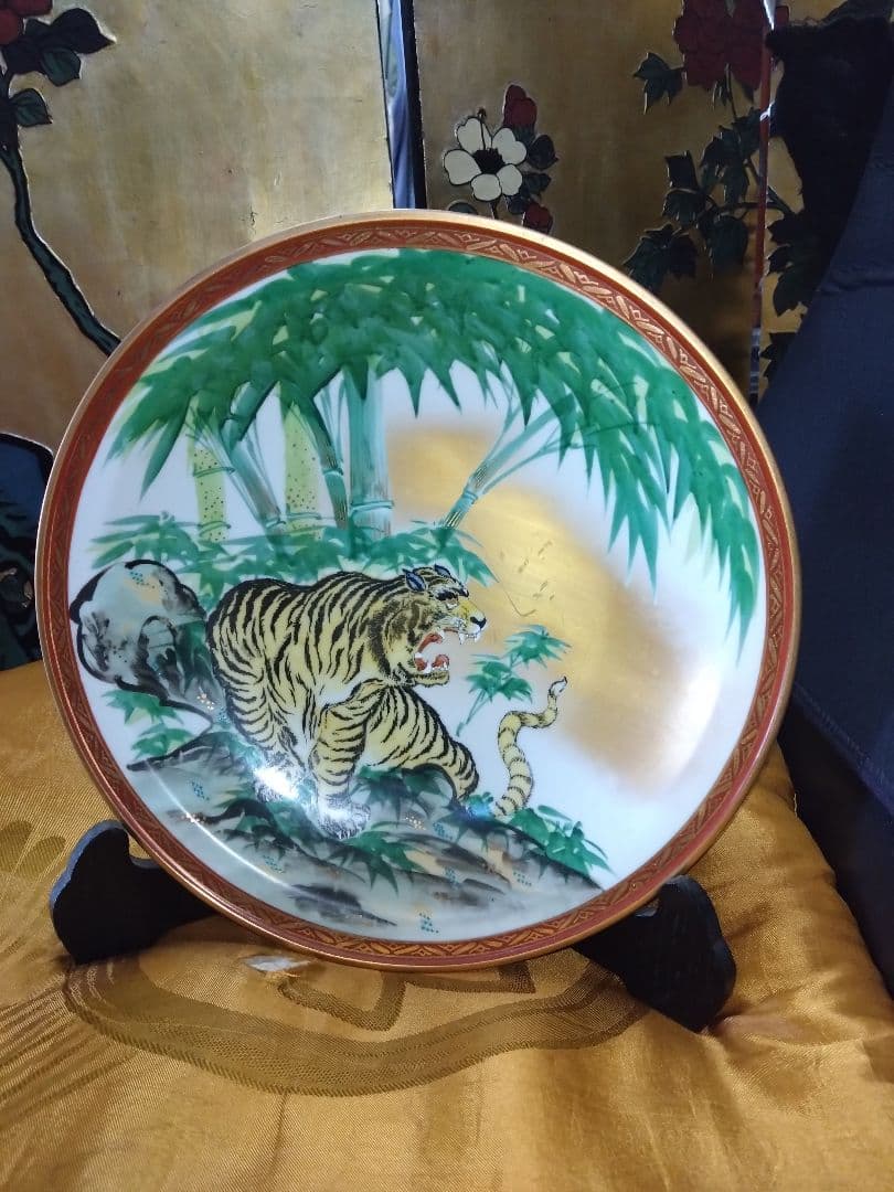 虎と竹の絵柄 陶器の皿 直径30cm