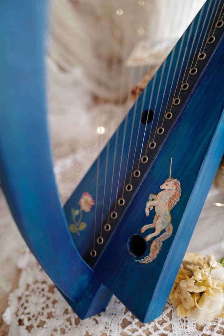 金属弦アイリッシュハープ ユニコーンと野薔薇