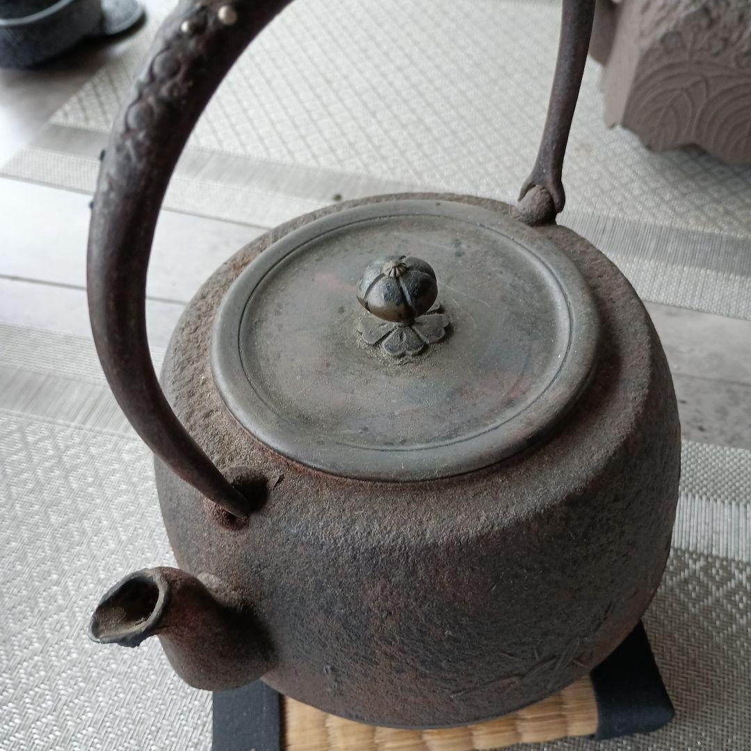 鋳鉄製 鉄瓶 彫刻付き