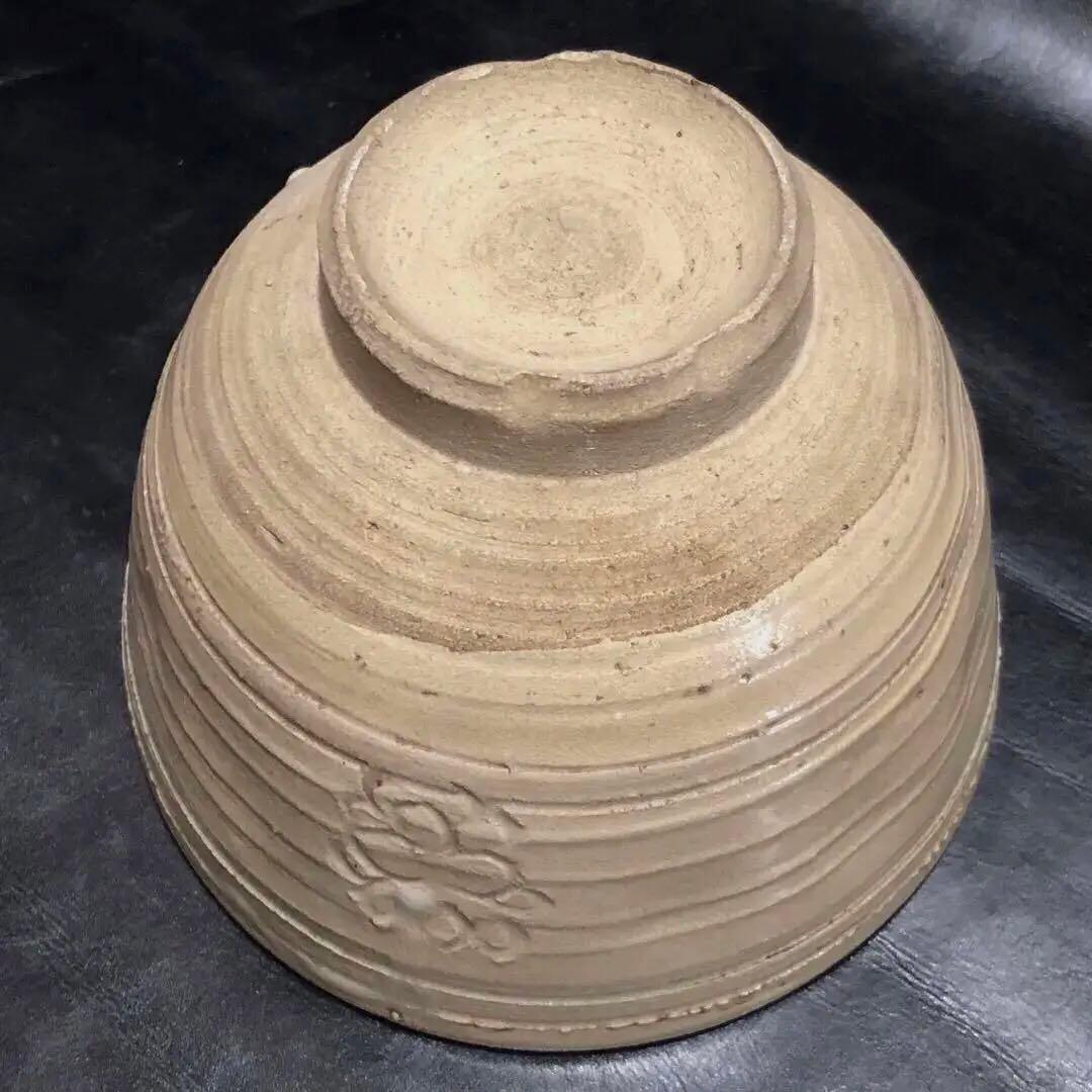 究極の古美術◆蔵から中国骨董と思われる華の紋様が可愛い抹茶茶碗が出て来ました。