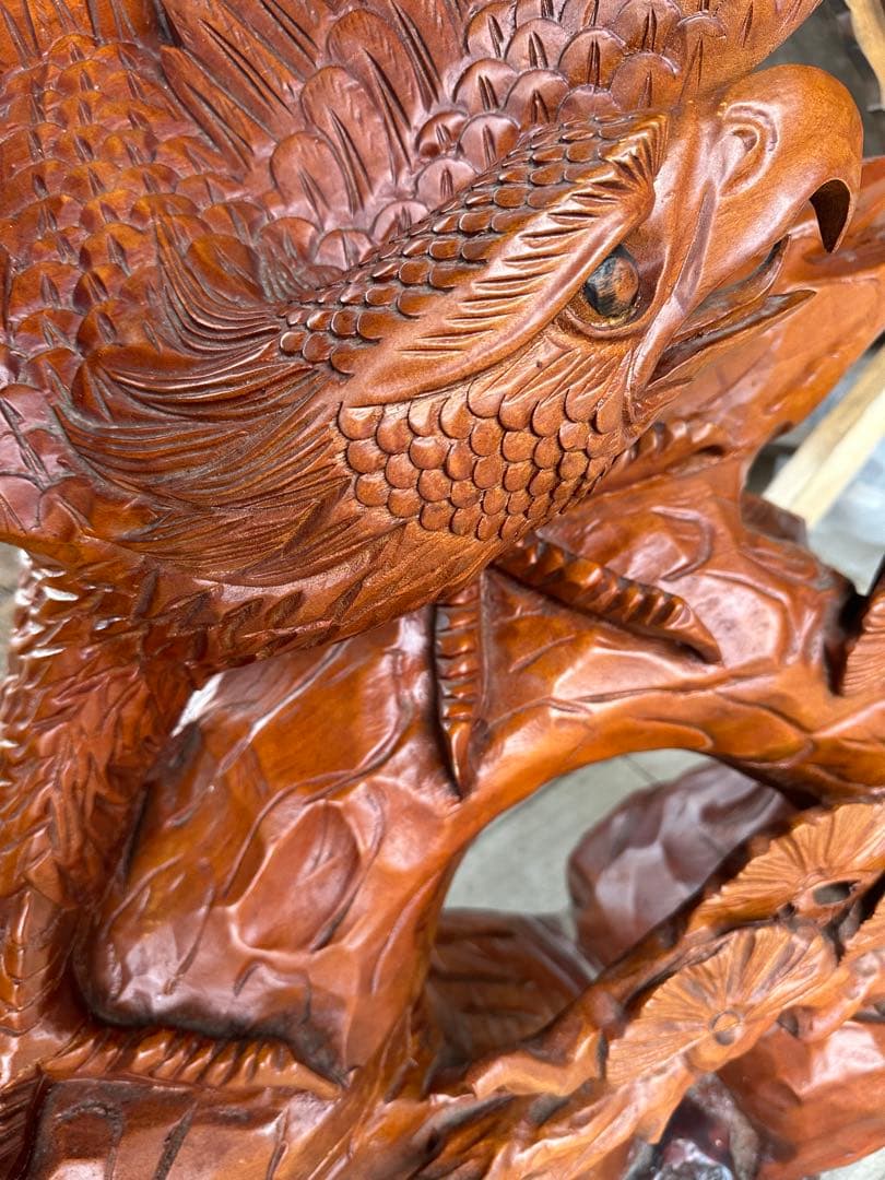 一刀彫り　鷹　置物 　一刀彫　光沢とデザインが綺麗な迫力がある逸品です。