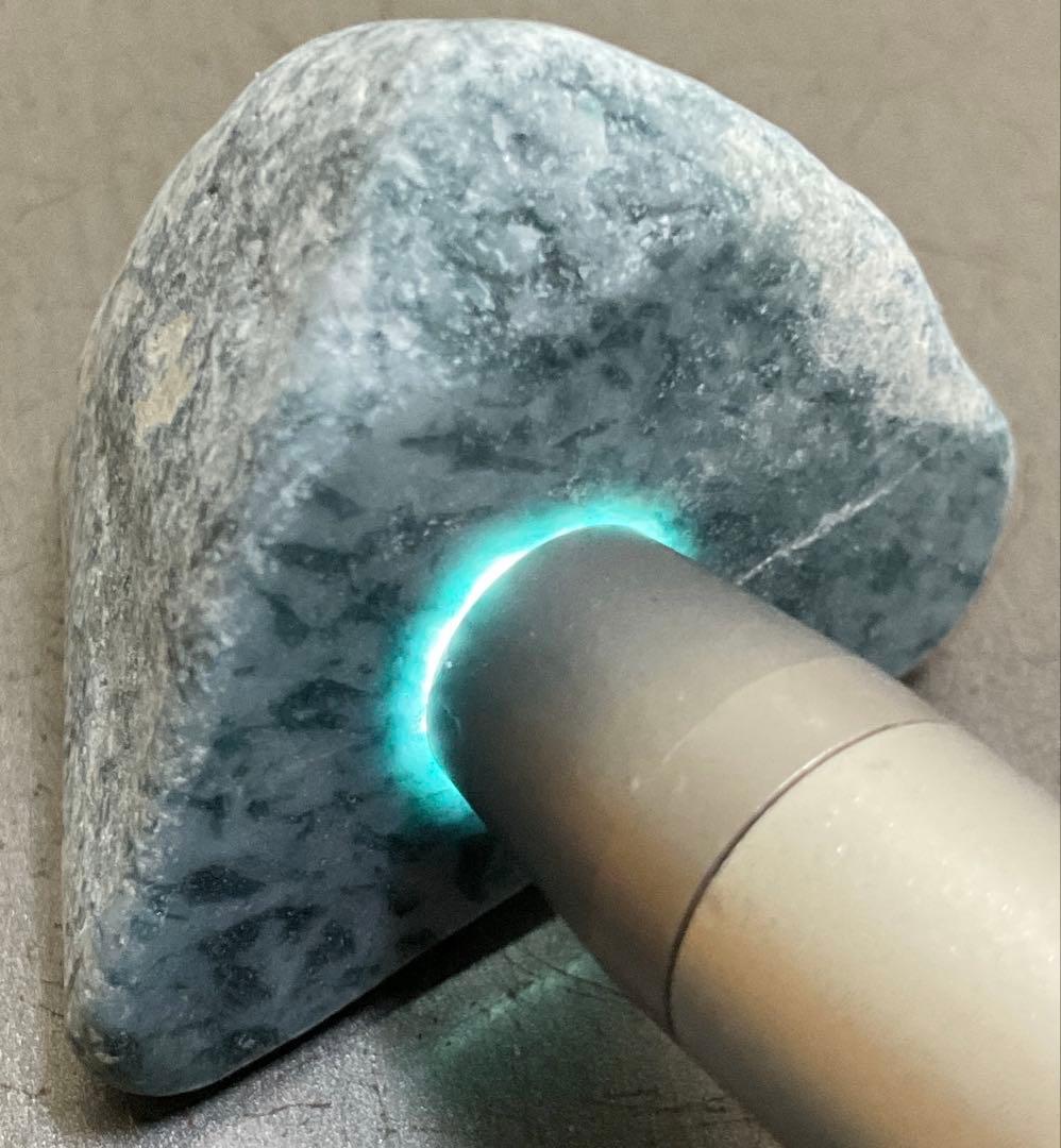 ［不思議な色］　表面にコバルト色の透過　糸魚川翡翠32g ヒスイ　ひすい