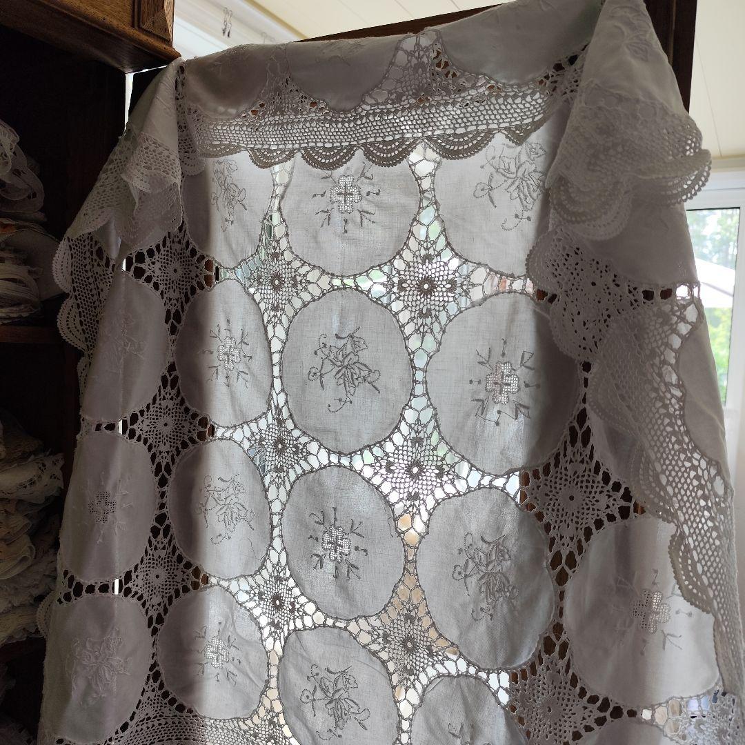 手刺繍入り円形パネル　手編みレース繋ぎ　ホワイト　フリークロス