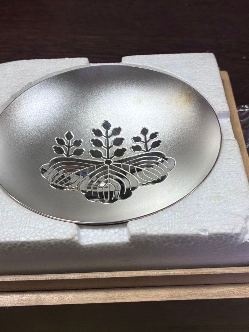 銀色の花模様皿