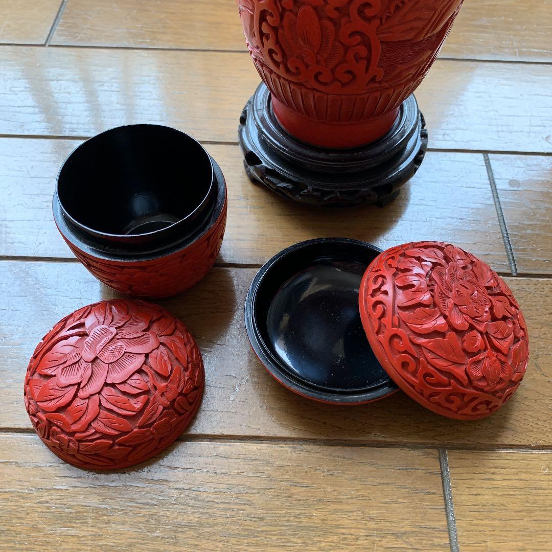 48 堆朱壺　花瓶　朱色　中国