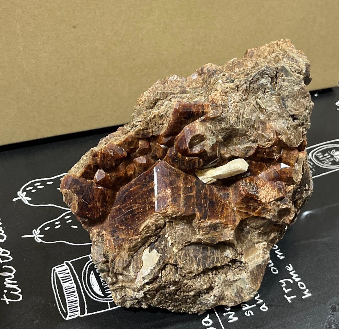 4.2kg ガーネットだと思われる石