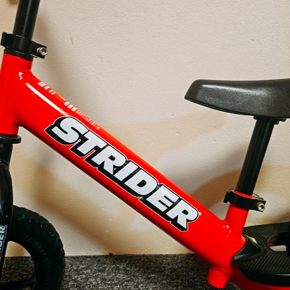 【美品】ストライダー　12　日本正規品　赤　キックバイク