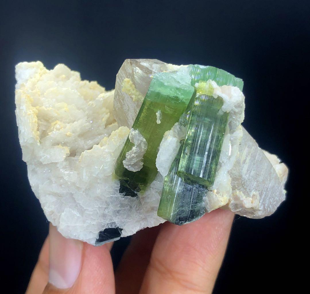 アルバイト付きクォーツクリスタル上の天然バイカラートルマリン。