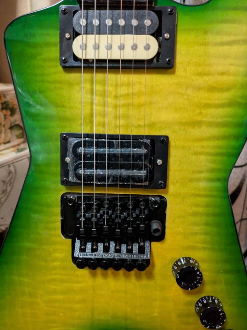 M*3様 変形ギター エレキギター グリーンサンバースト　ノーブランド