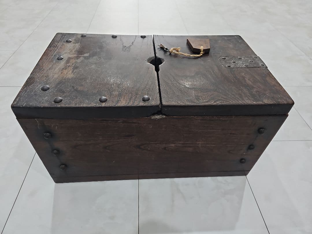 古いアンティークな銭箱