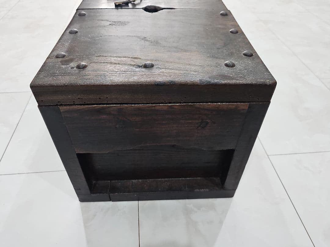 古いアンティークな銭箱