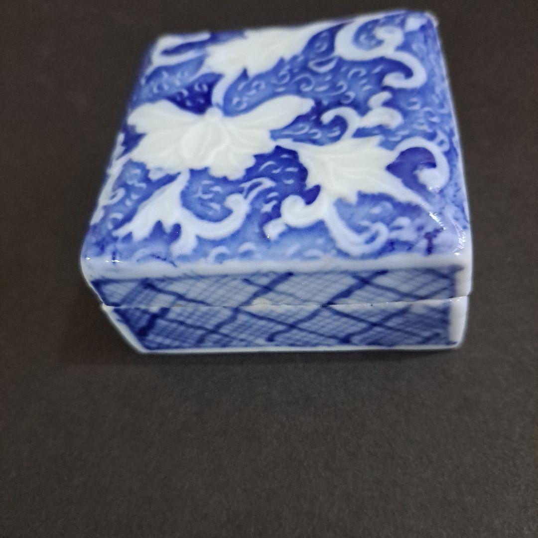 お値下げ中　江戸中　古伊万里　陽刻　白抜菊図　極上　角型香合　よろけ図染付